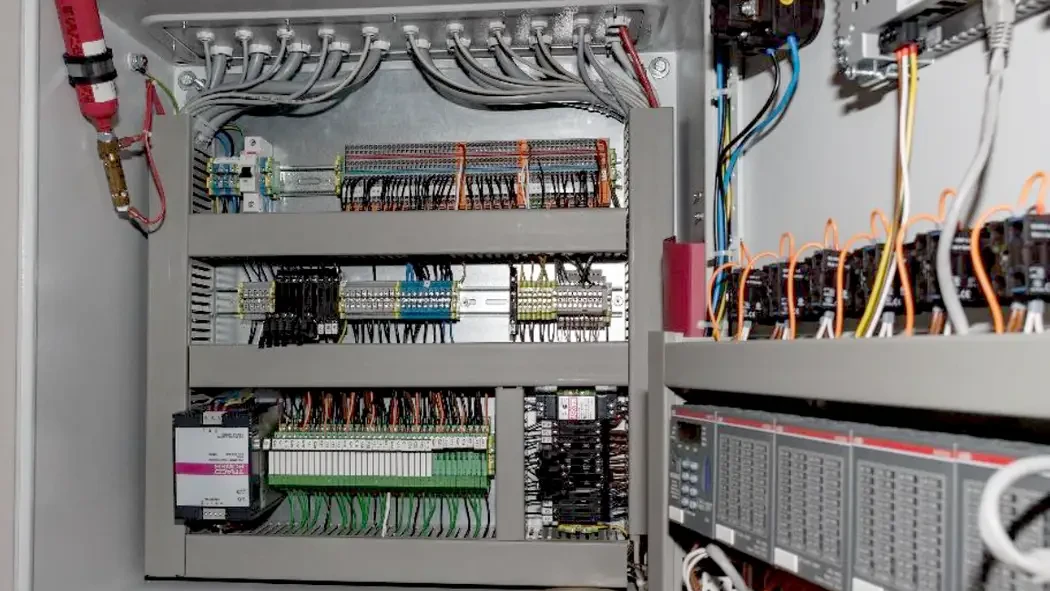 Installiertes Löschsystem-in einem Schaltschrank