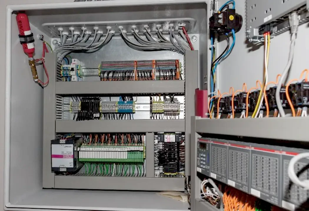 Installiertes Löschsystem-in einem Schaltschrank